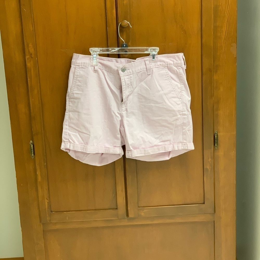 Levi’s soft cotton pink khaki shorts size 31 side & back pockets